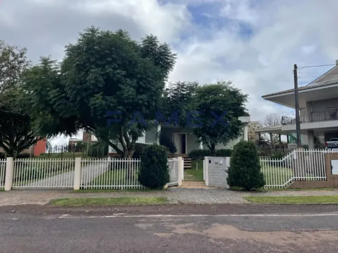 Casa térrea com piscina e area de lazer para locação no Bairro Pinheiros - Pato Branco. -