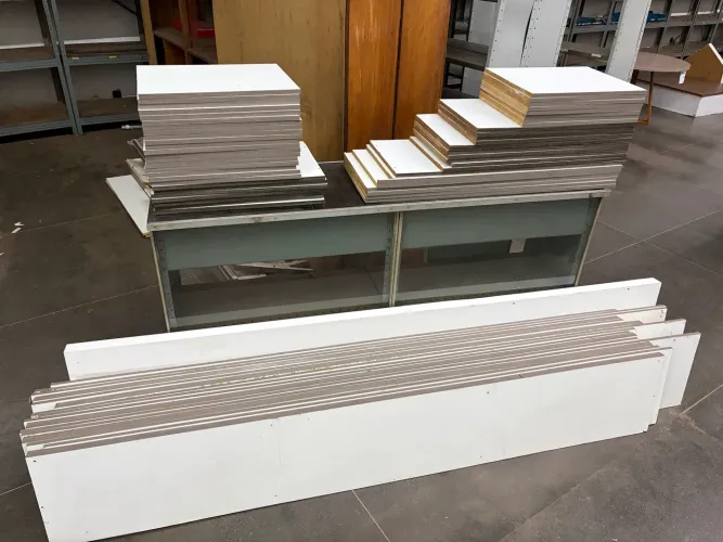 Tábuas em MDF de uma estante desmontada