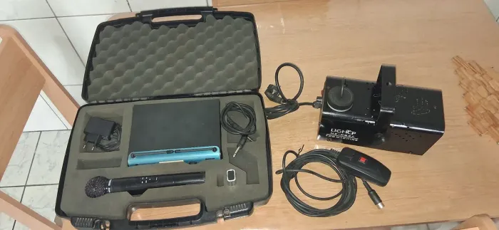 Microfone Shure e Maquina de fumaça