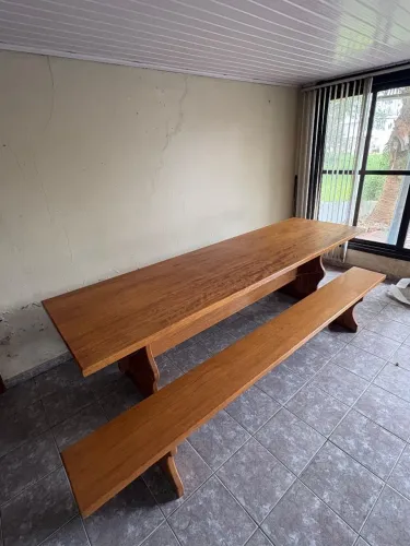 Mesa com bancos 