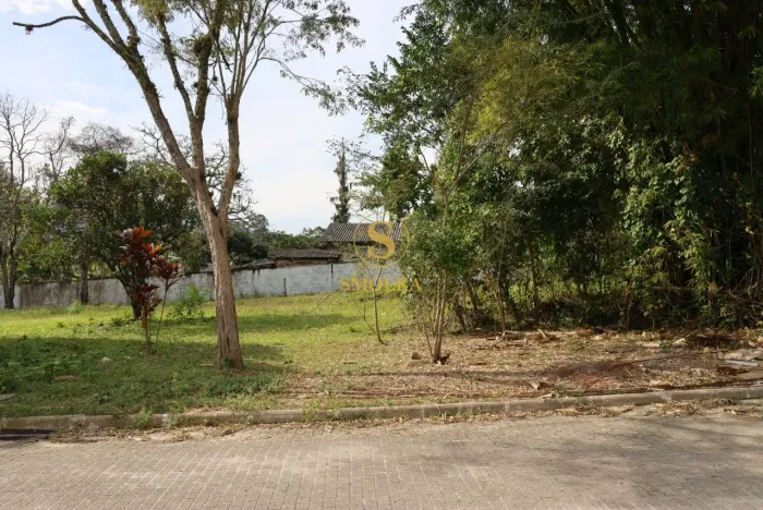Terreno à venda em condomínio fechado no Ratones
