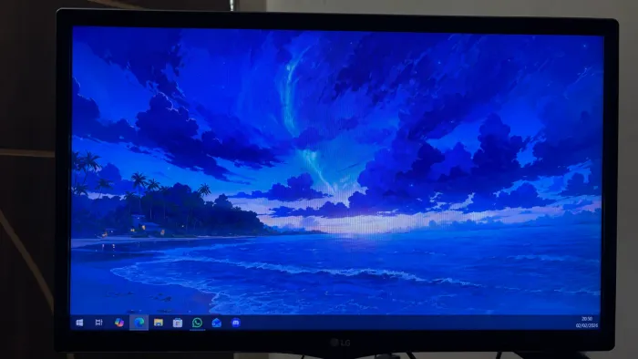 TV Monitor LED de 23,6 polegadas versátil. Possui taxa de atualização de 60Hz