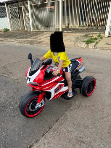 Moto elétrica de criança