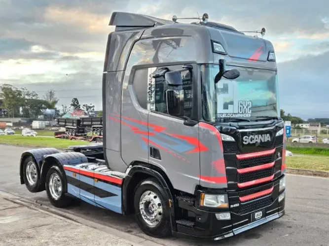 Scania R450 6x2 Ano 2021 Farol de teto e grade Buzina Marítima Geladeira Carenagem lateral