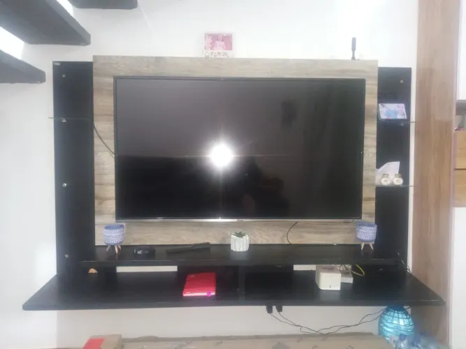 Um painel para tv até 60 polegadas..