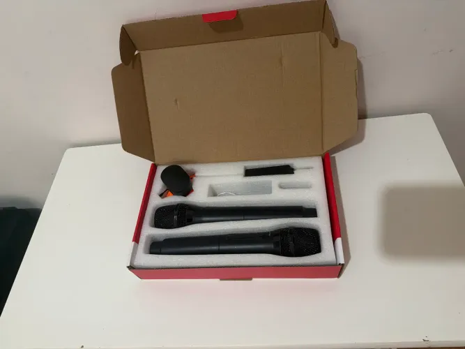 Dois microfones sem fio, alcance até 50 metros, novíssimos, ideal para Karaokê