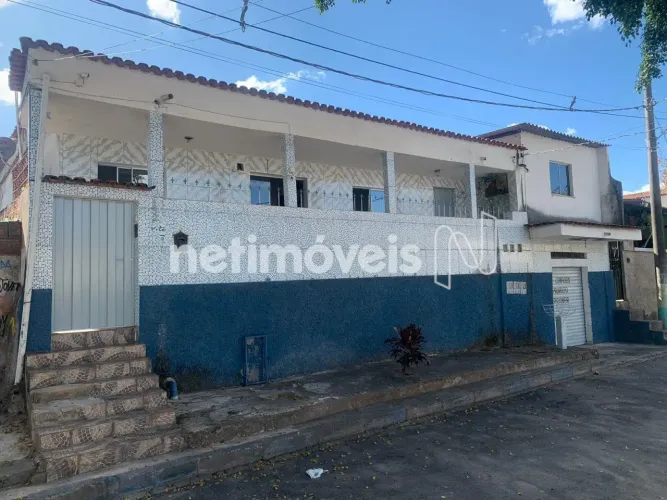 Casa com 5 quartos e dois barracões nas laterais