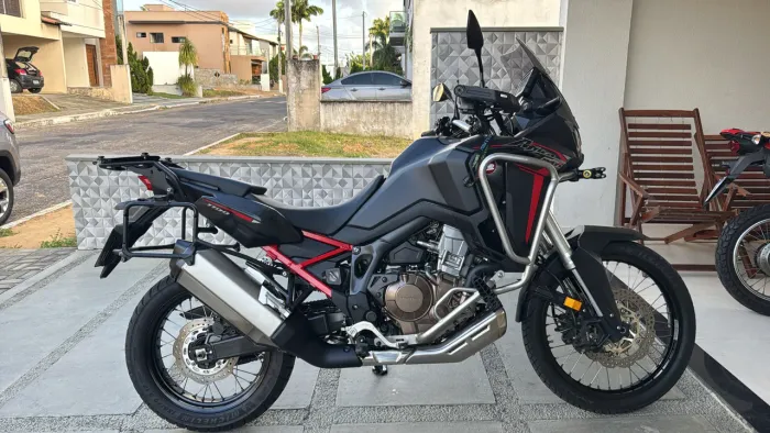 Vende-se África tuwin ano 2022 extremamente nova