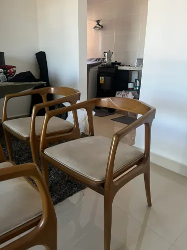 Poltrona Gina de Madeira com verniz