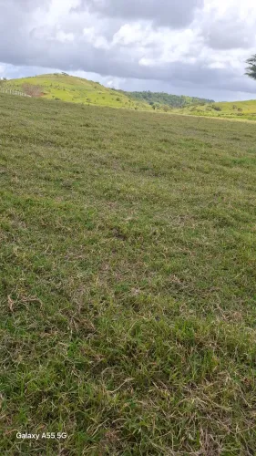 Vende-se uma parcela em Aquidam com o título.