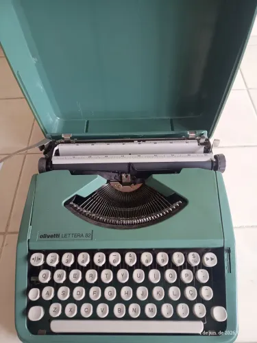 Máquina de escrever Olivetti Lettera 82