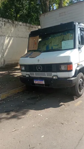 Caminhão Mercedes benz 709 baú 