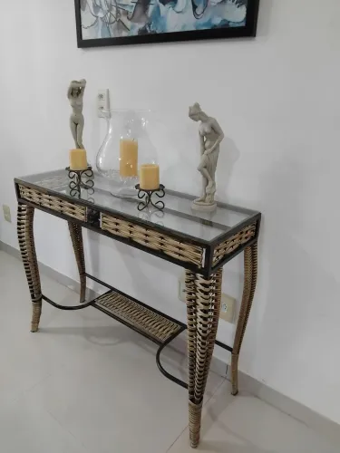 Mesa Aparador Decorativa em Ferro, Vidro e Fibra Trançada