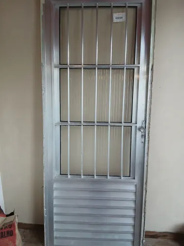 Vende-se porta aluminio