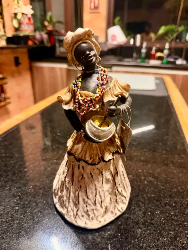 Peça Decorativa Baiana em Resina - 25 cm, assinada pela artista Vera Cruz