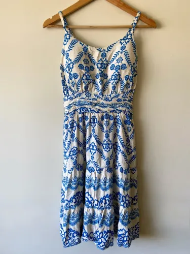 Vestido estampado azul e branco