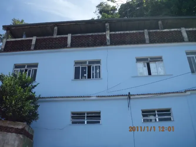 Vendo Casa grande com 2 andares e outra anexa em cima.