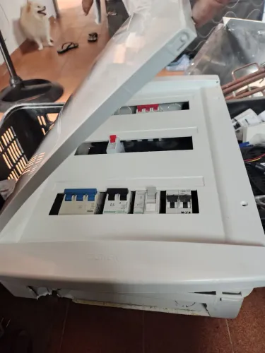 Quadro de distribuição de disjuntores elétricos