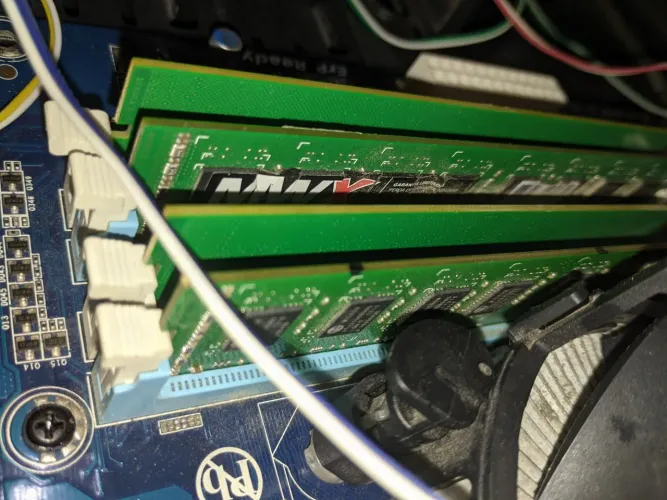 Pentes DDR3 1333 2x2 de 2GB com 2x2 de 4GB. Total: 12GB