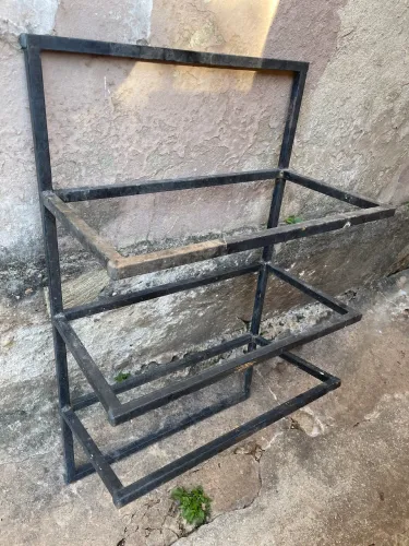 estrutura metálica modular (feita de tubo de metalon) com três níveis de prateleiras.