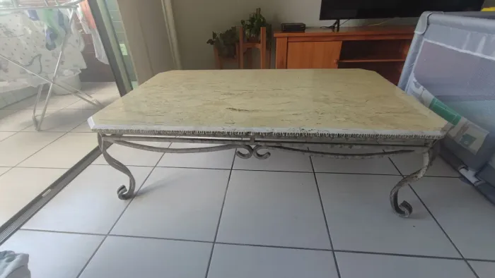 Mesa de Centro Clássica - Tampo em Mármore e Base em Ferro Batido