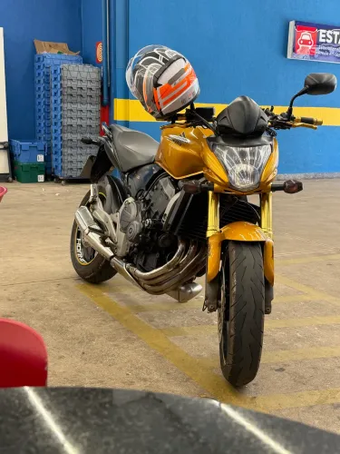 Moto muito nova, extremamente conservada e pronta pra andar!