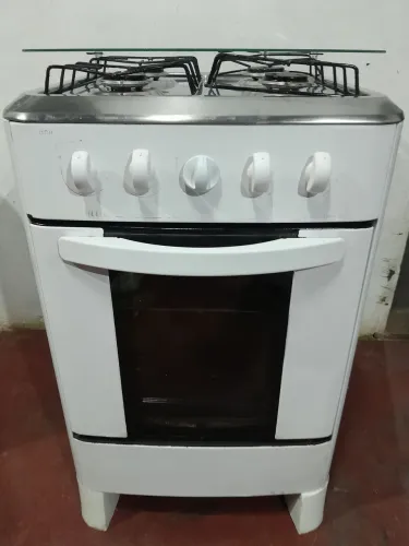 Fogão esmaltec funcionando perfeitamente suas bocas e forno 