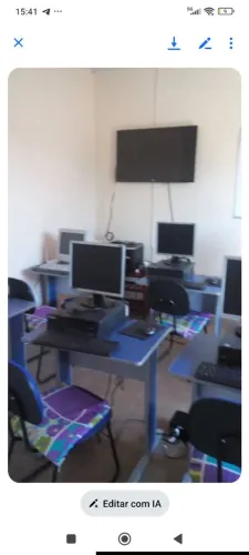 Mesas individuais e cadeiras mais computadores