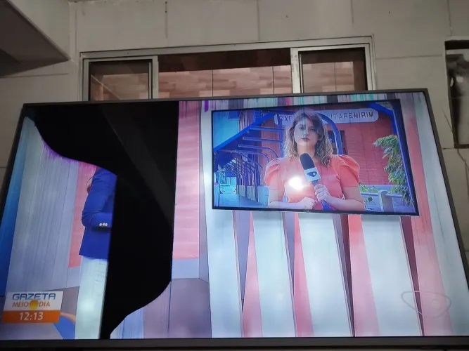 Vende.se uma tv de 70 polegada com a tela trincada