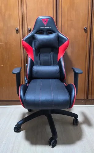 Cadeira gamer ThunderX3 preta e vermelha 