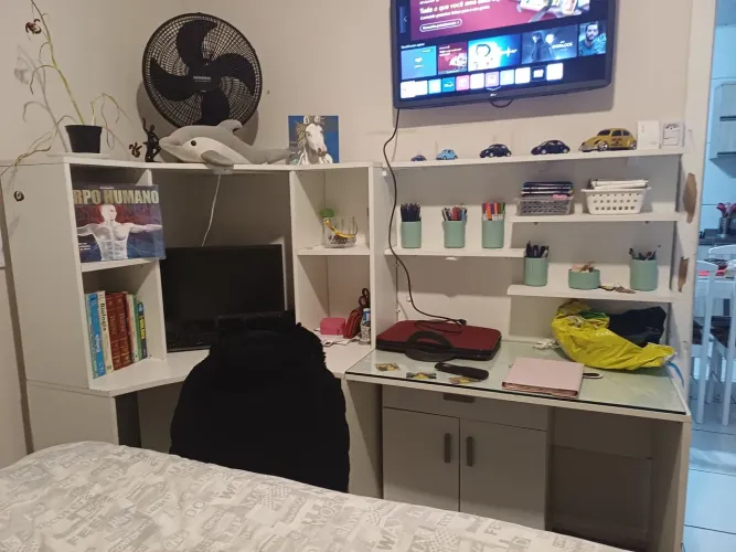 Vendo escrivaninha em L, ideal para escritório, home office ou estudos.