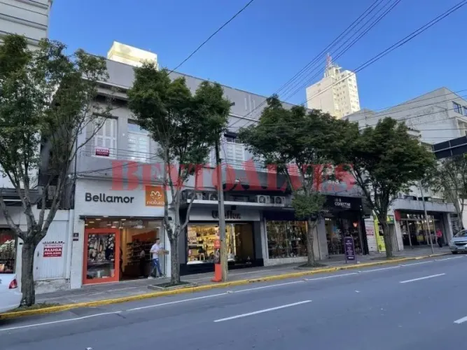 Sobreloja supercentral com dois acessos ao imóvel, piso bruto polido, tijolos aparentes co