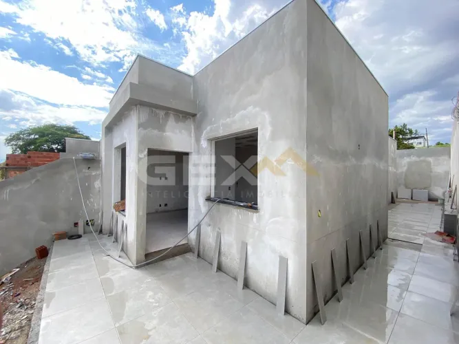 Casa em Construção à Venda no Bairro Das Oliveiras em Divinópolis MG.