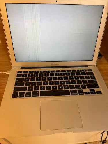 MacBook Air 2012 Tela liga mas com defeito
