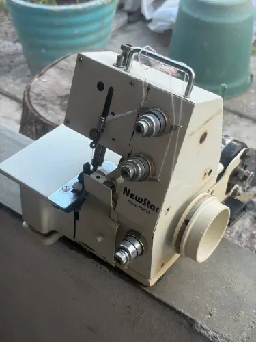 máquina de costura overlock portátil NewStar FN2-7D