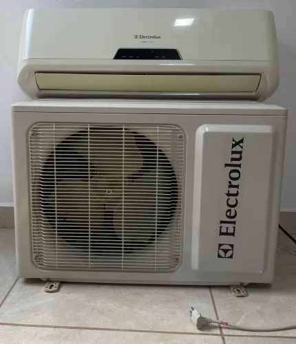 Ar Condicionado Electrolux 9.000 BTUs + Controle + Suportes
