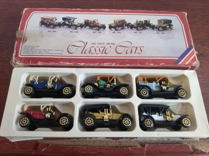 Coleção antiga de carrinhos de metal e plástico