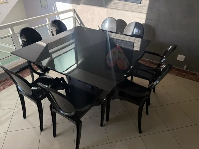 Mesa de jantar preta com 8 cadeiras