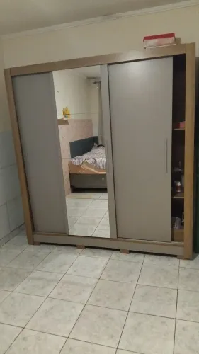 Vendo ropeiro mdf com 3 portas de correr 600 reais  com espelho. 