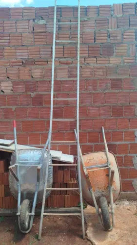 Vendo Escada de alumínio e 2 carriolas