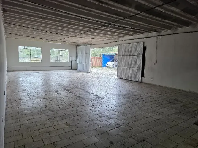 Barracão 200m² para Alugar | Excelente localização | BR 277 | Trifásico | IPTU incluso