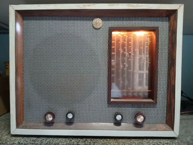 RÁDIO VALVULADO, GE,1949.