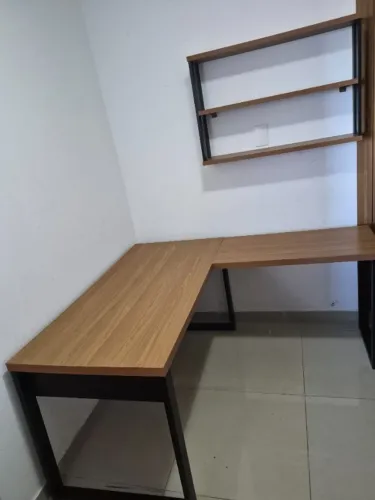 Conjunto de mesa de escritório em L e prateleira suspensa