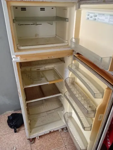 Geladeira com defeito, específica pra quem concerta