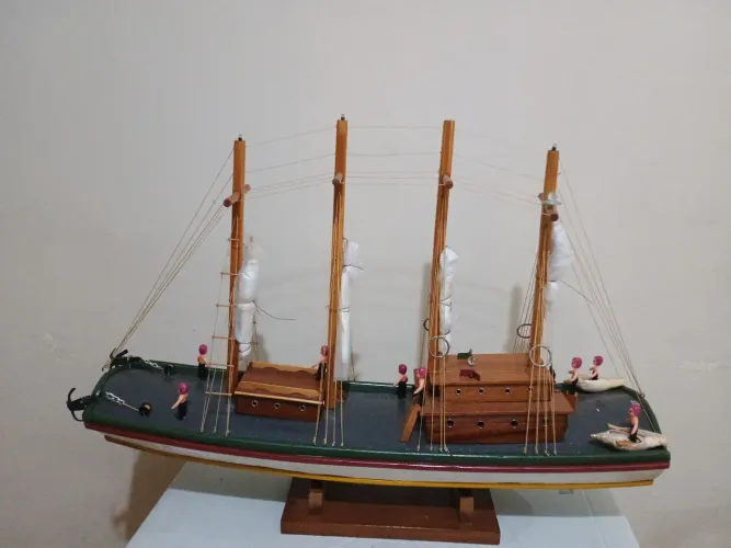 Vende mini barco uma verdeira obra de arte construída com osso de baleia