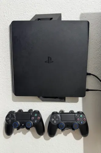 PS4 Slim 1TB + 2 Controles