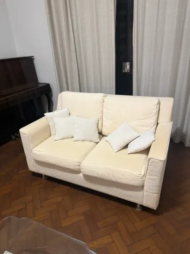 Sofá de dois lugares mais capa