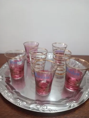Bandeja com copinhos diversos antigos 