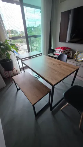 Mesa com banco, apoio e cadeiras