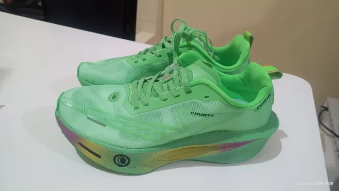 Tênis de corrida R$ 240